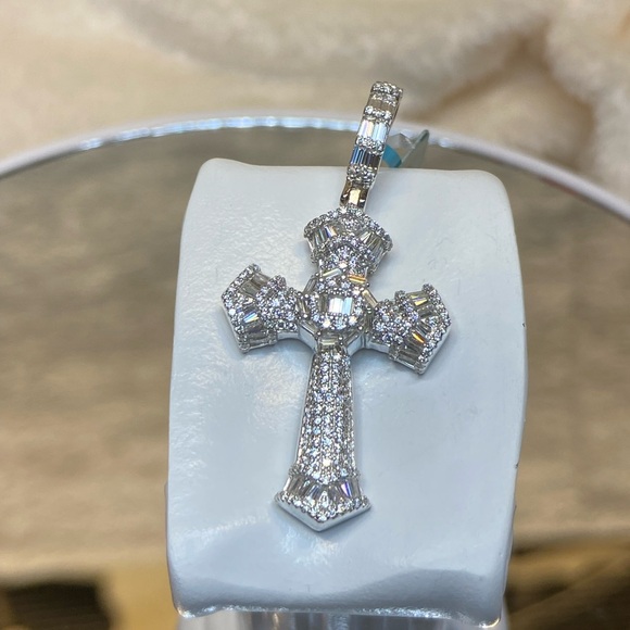 Beautiful NWT Men’s/Women's Moissanite Diamond Cross Pendant on 925 2.11 ctw - Picture 12 of 15